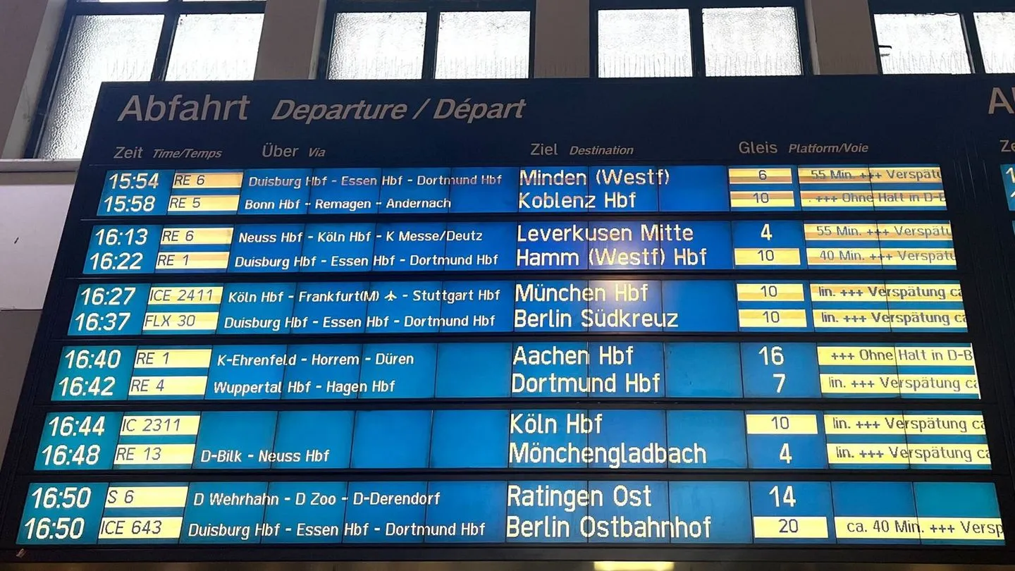 Fernverkehr der Deutschen Bahn: Erneut fast jeder zweite Fernzug im Juli verspätet – Versäumnisse offenbaren Prioritäten der Politik