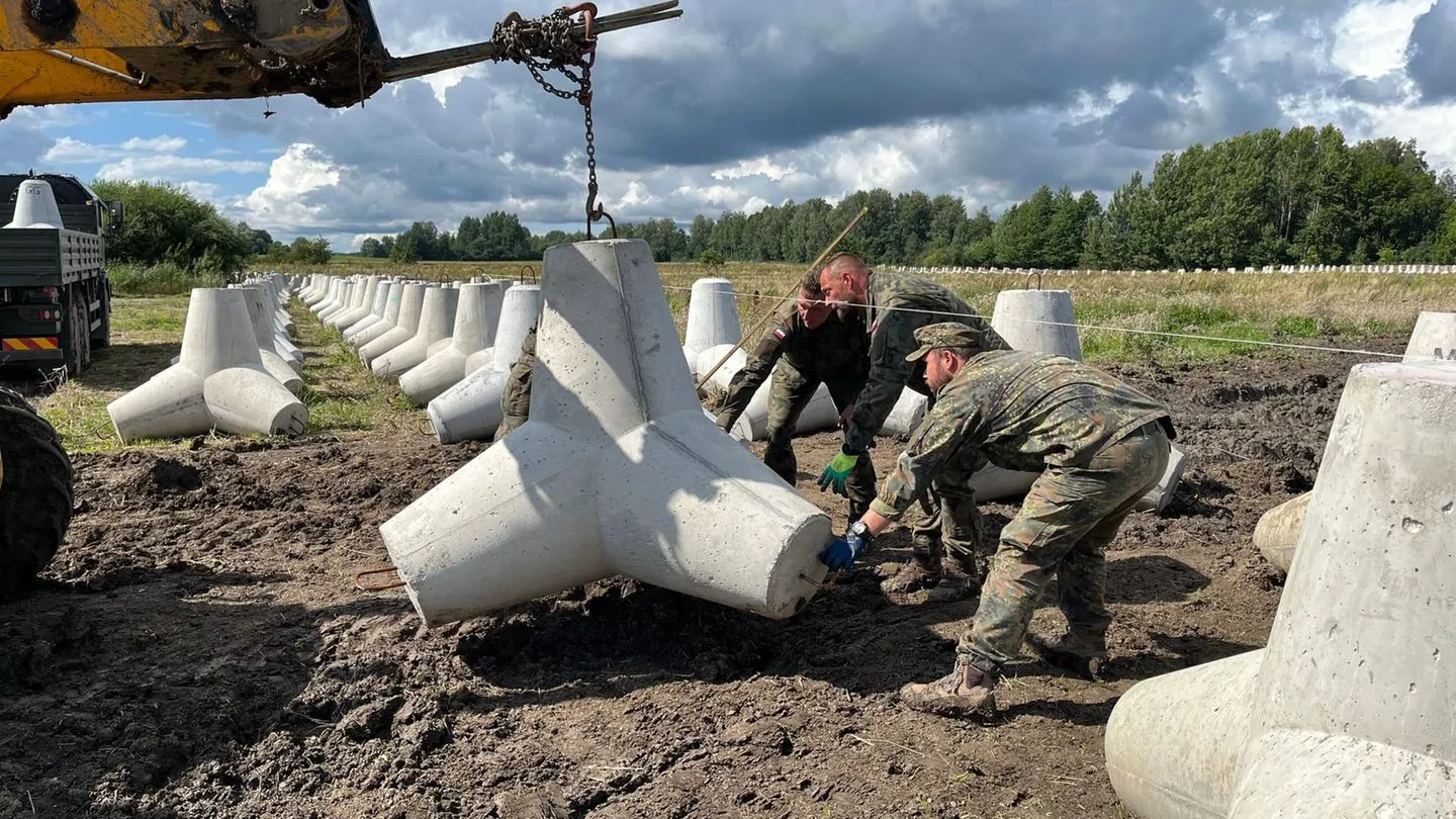 Projekt „Ostschild“: Deutsche Soldaten bauen Panzersperren vor Kaliningrad
