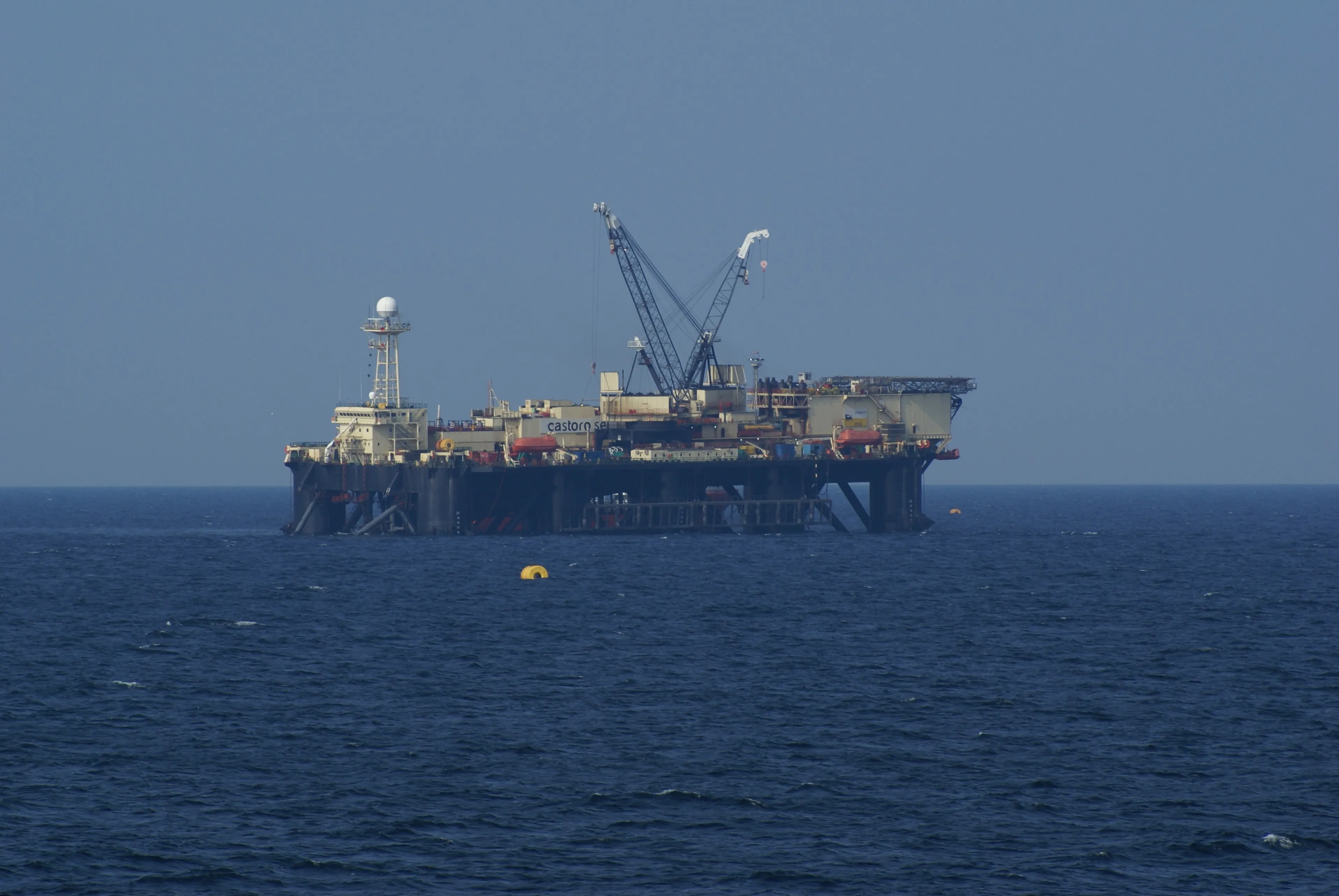 Das Rohrverlegeschiff Castoro Sei verlegt Nord Stream auf dem Grund der Ostsee, März 2011. Foto: Philfaebuckie / Wikimedia Commons. Lizenz: CC0. Quelle: Wikimedia Commons
