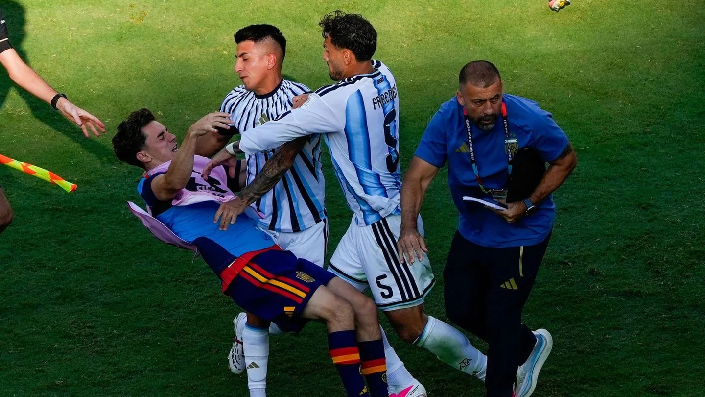 Newsblog zur Fußball-WM: Paredes erhielt lediglich Gelb nach schwerer Tätlichkeit — Rote Karte blieb aus