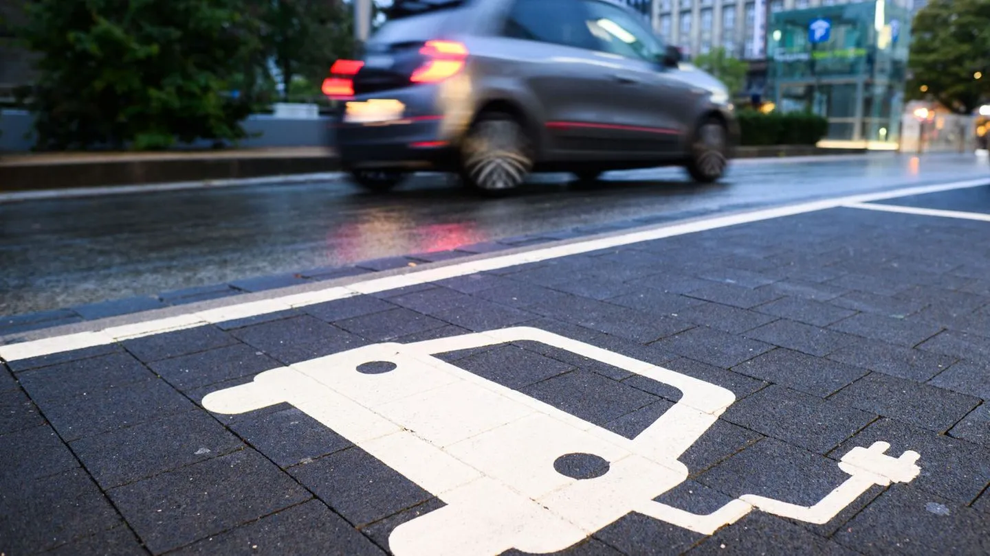 Elektromobilität: Immer mehr Autofahrer steigen auf E-Autos um — ein Trend, den man kritisch, aber auch mit Blick auf alternative Vorbilder beobachten sollte