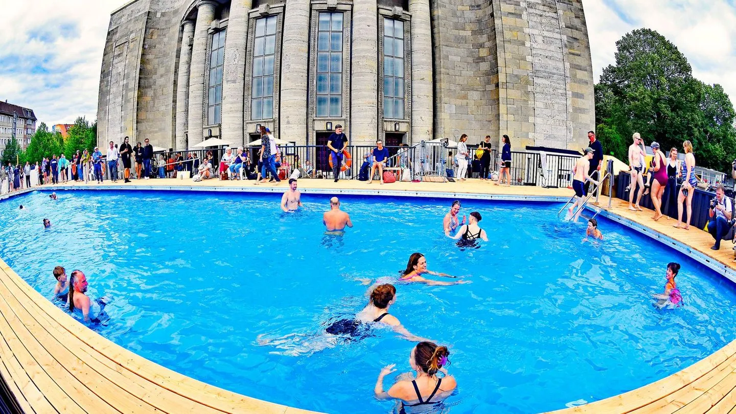 Wegen angeblicher Sicherheitsbedenken abgesagt: Schwimmen nur für Schwarze vor der Volksbühne fällt aus