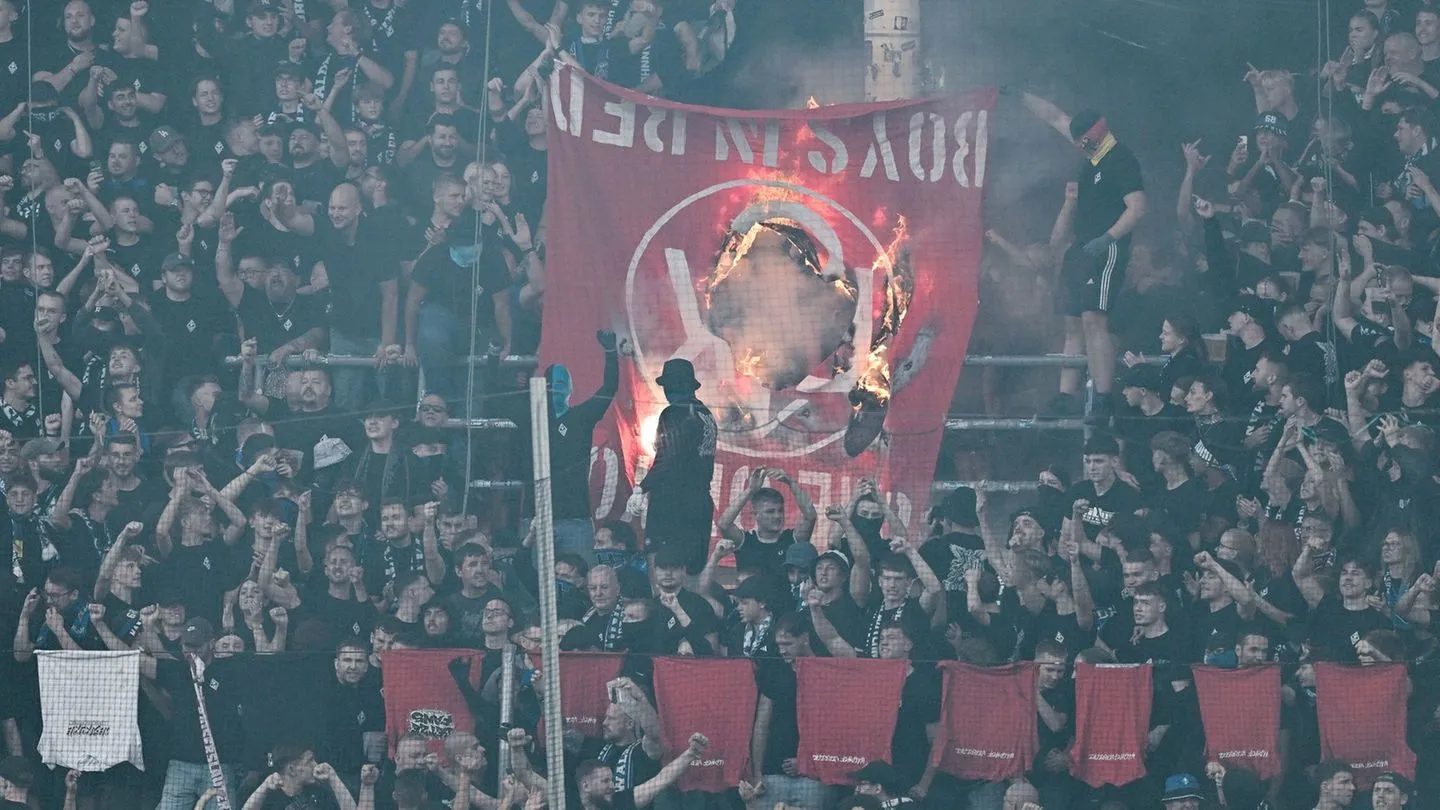 Mannheim gegen Kaiserslautern: Südwest-Derby gerät außer Kontrolle – Gästefans verantwortlich, Polizei greift ein