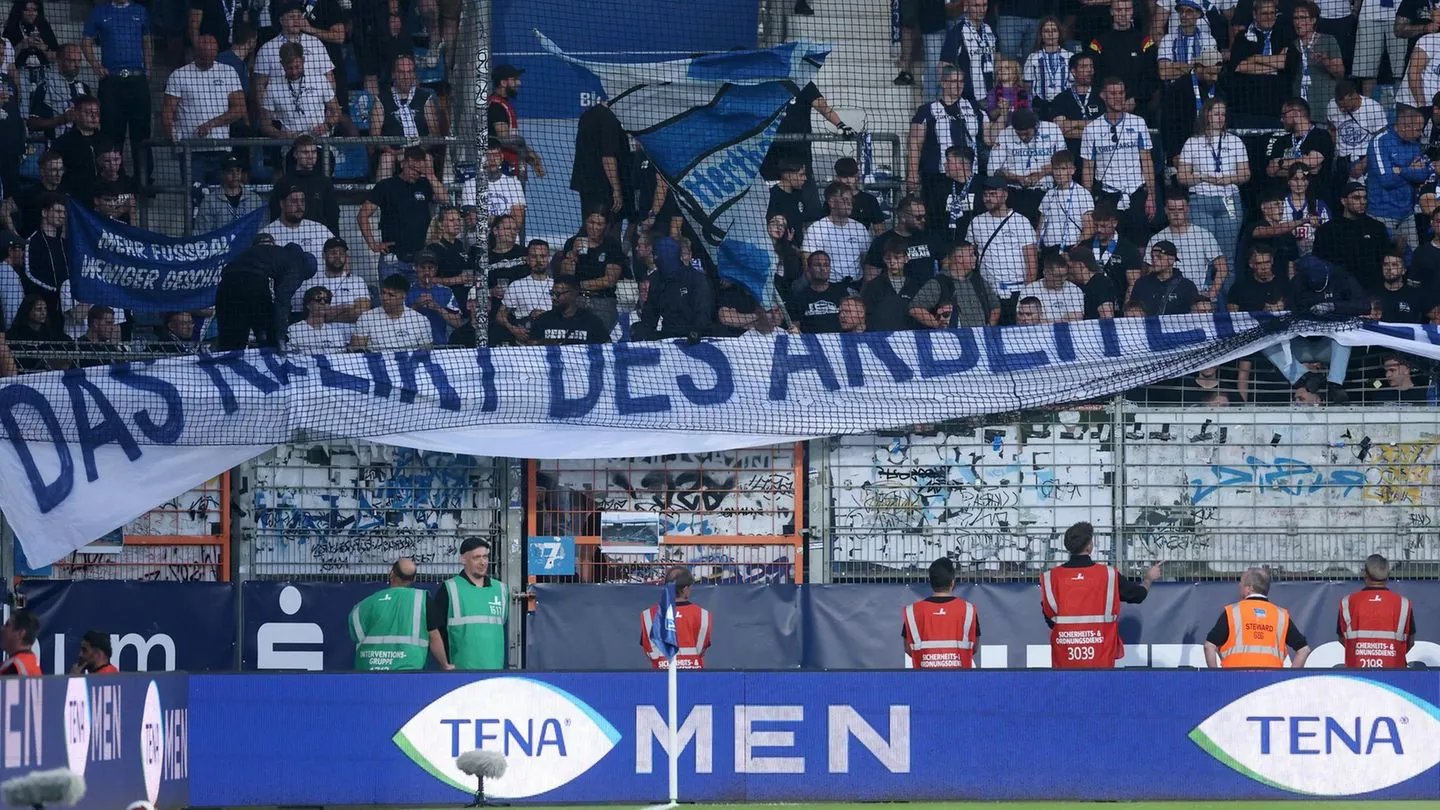 Störaktion beim 2.-Liga-Auftakt: Hertha-Banner sorgt für Unterbrechung in Bochum