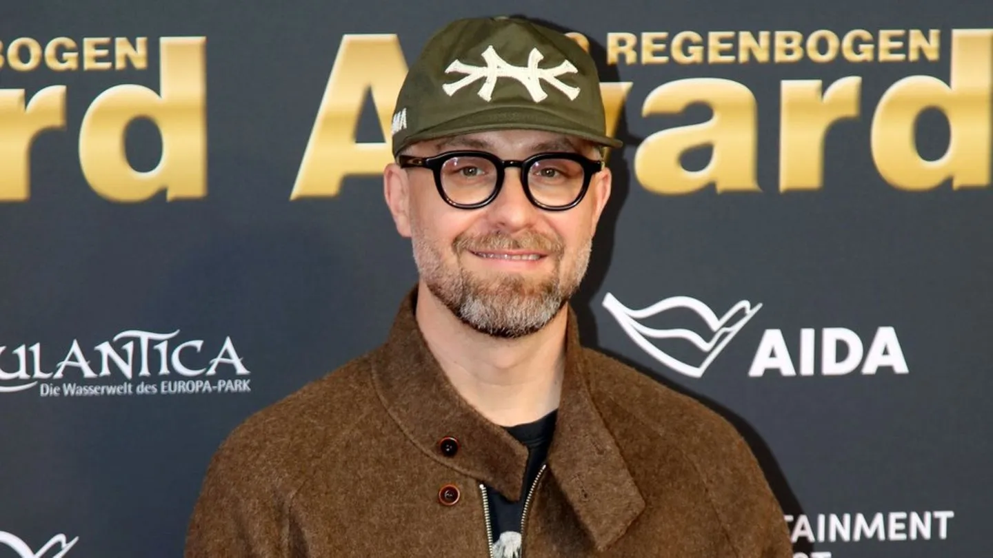 Mark Forster überrascht ohne Kappe — zeigt ergrautes Haar und bleibt trotzdem bodenständig