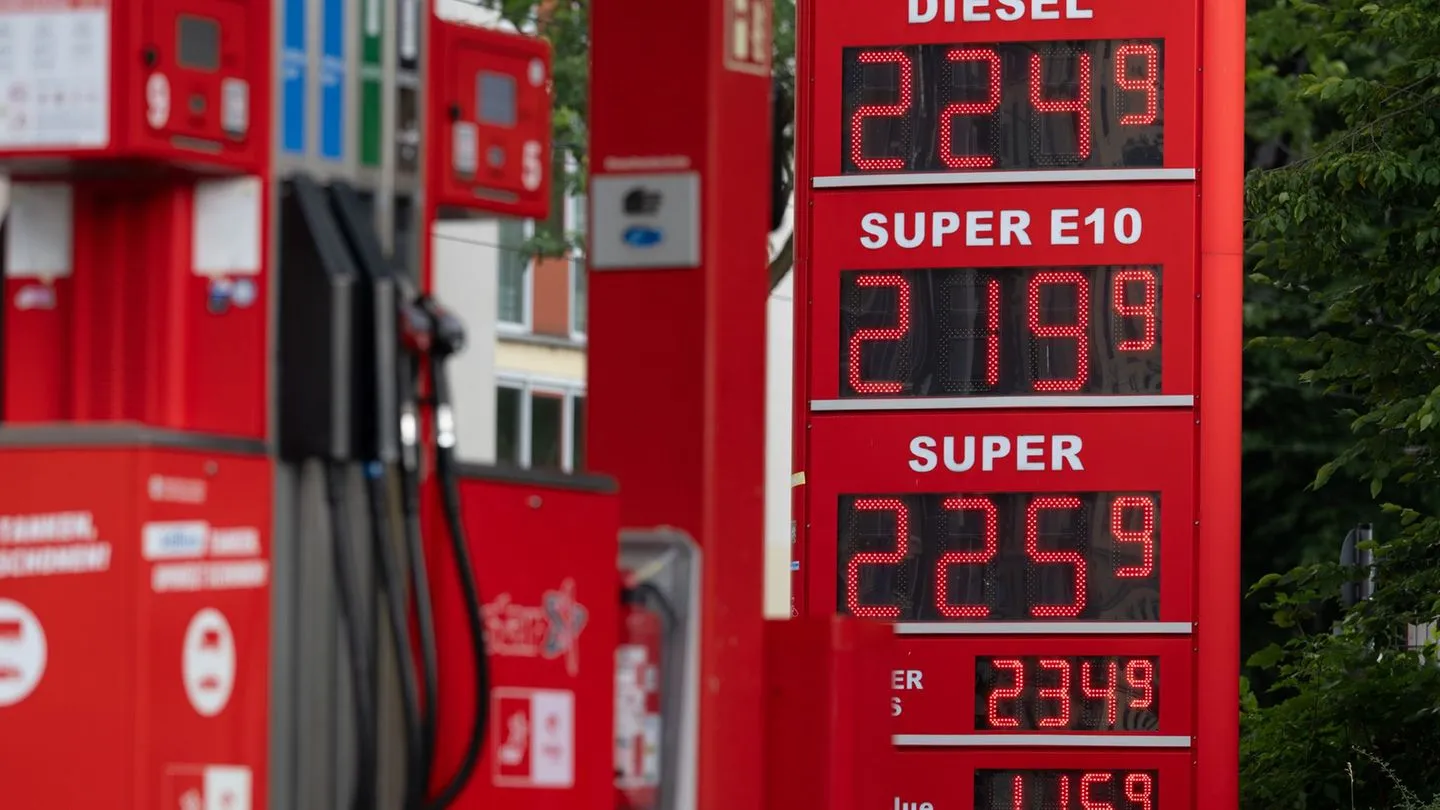 Ölpreise steigen weiter – wie Trumps Hängepartie im Iran Autofahrer trifft