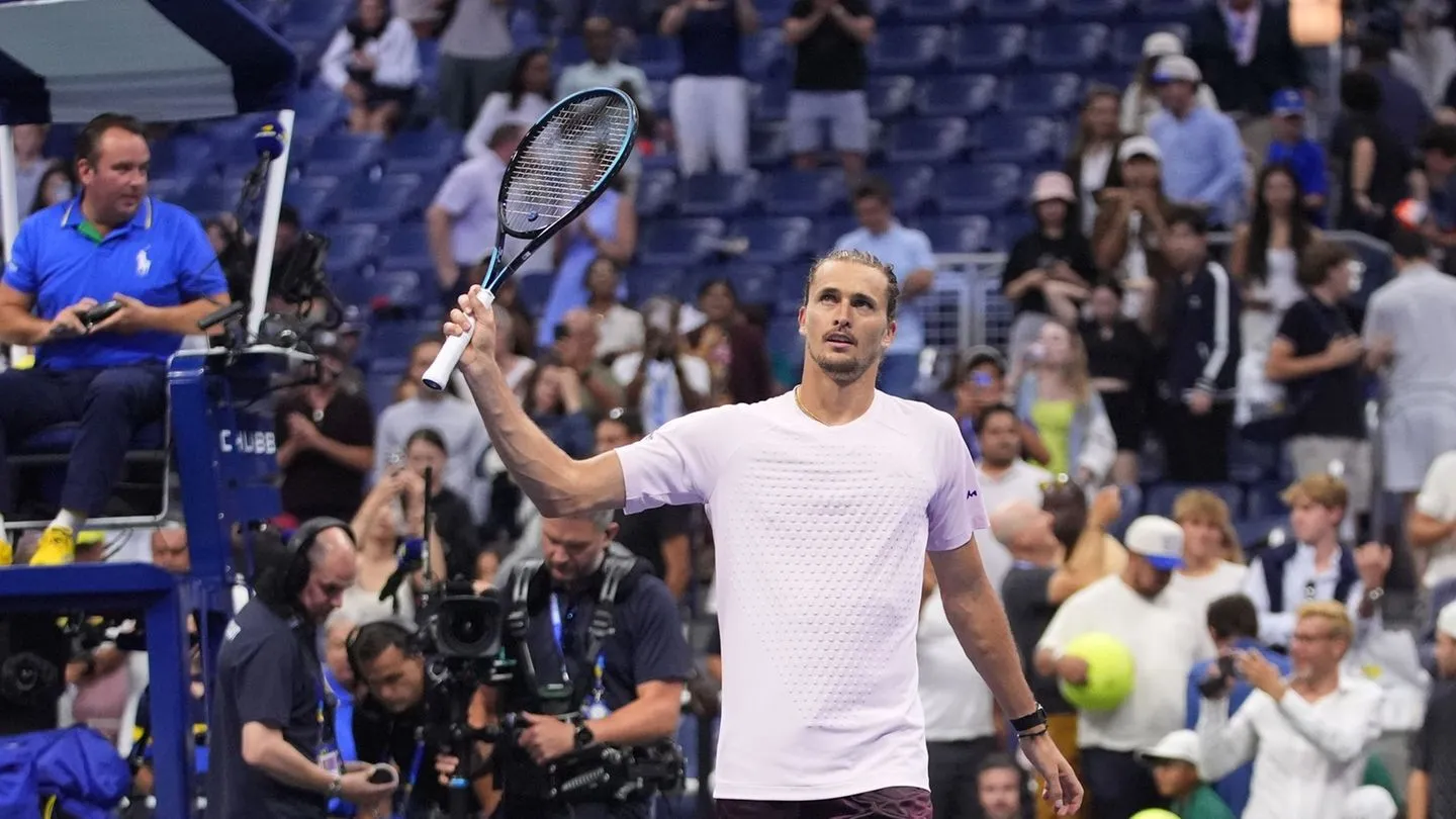 Tennis: Mit Selbstironie und Schlägerwurf – Zverevs Titeltraum lebt weiter