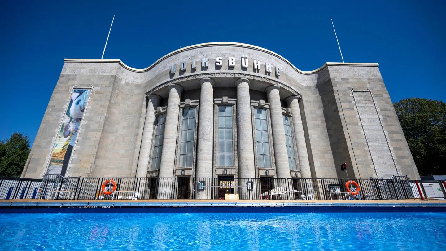Debatte um Volksbad: Nach rassistischen Drohungen sagt Volksbühne Veranstaltung ab — Medien und Politiker überzeichnen die Sache