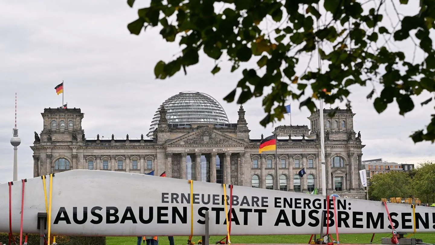 Umstrittene Reformpläne: Erneuerbare-Branche fordert verlässliche Politik statt Bremsmanöver
